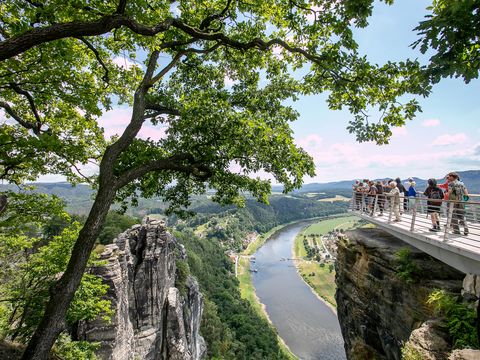 Blick auf die Basteiaussicht in die sächsische Schweiz