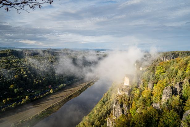 Blick von oben auf die Elbe an deren Ufern sich die Berge der Sächsischen Schweiz befinden.
