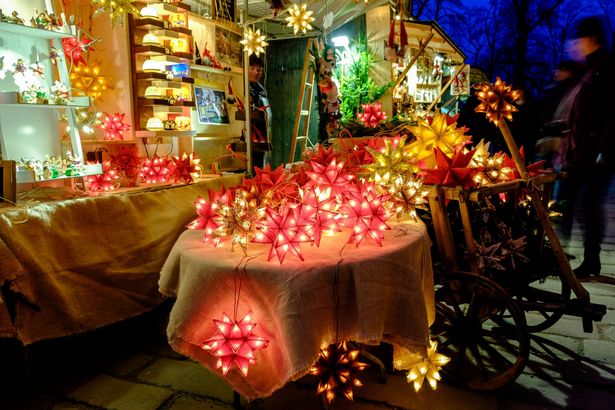 Stand auf dem Weihnachtsmarkt mit zahlreichen Sternen