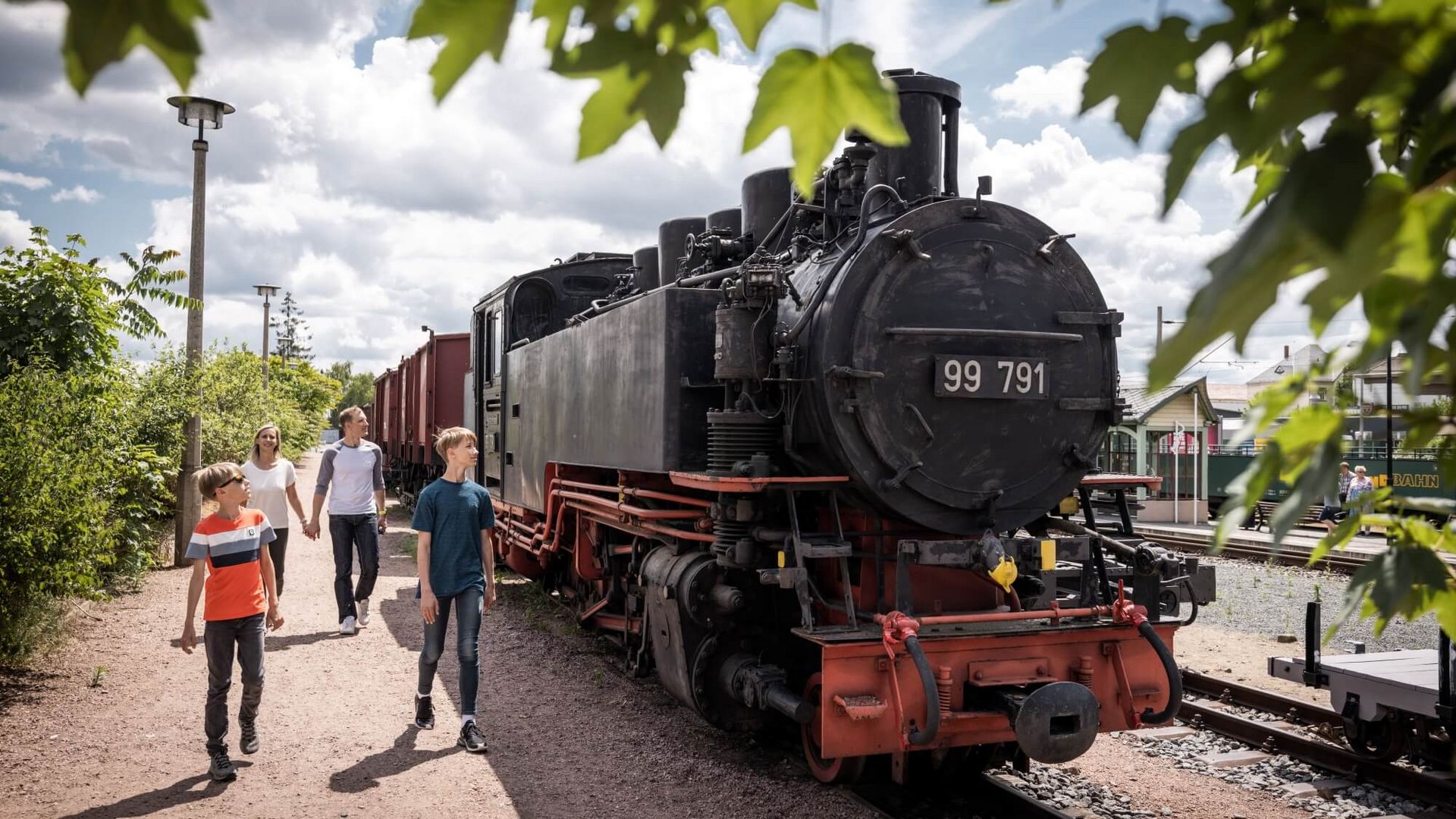 Familie fährt mit der Lößnitzgrundbahn in Radebeul / Family travelling on the Lößnitz steam railway in Radebeul