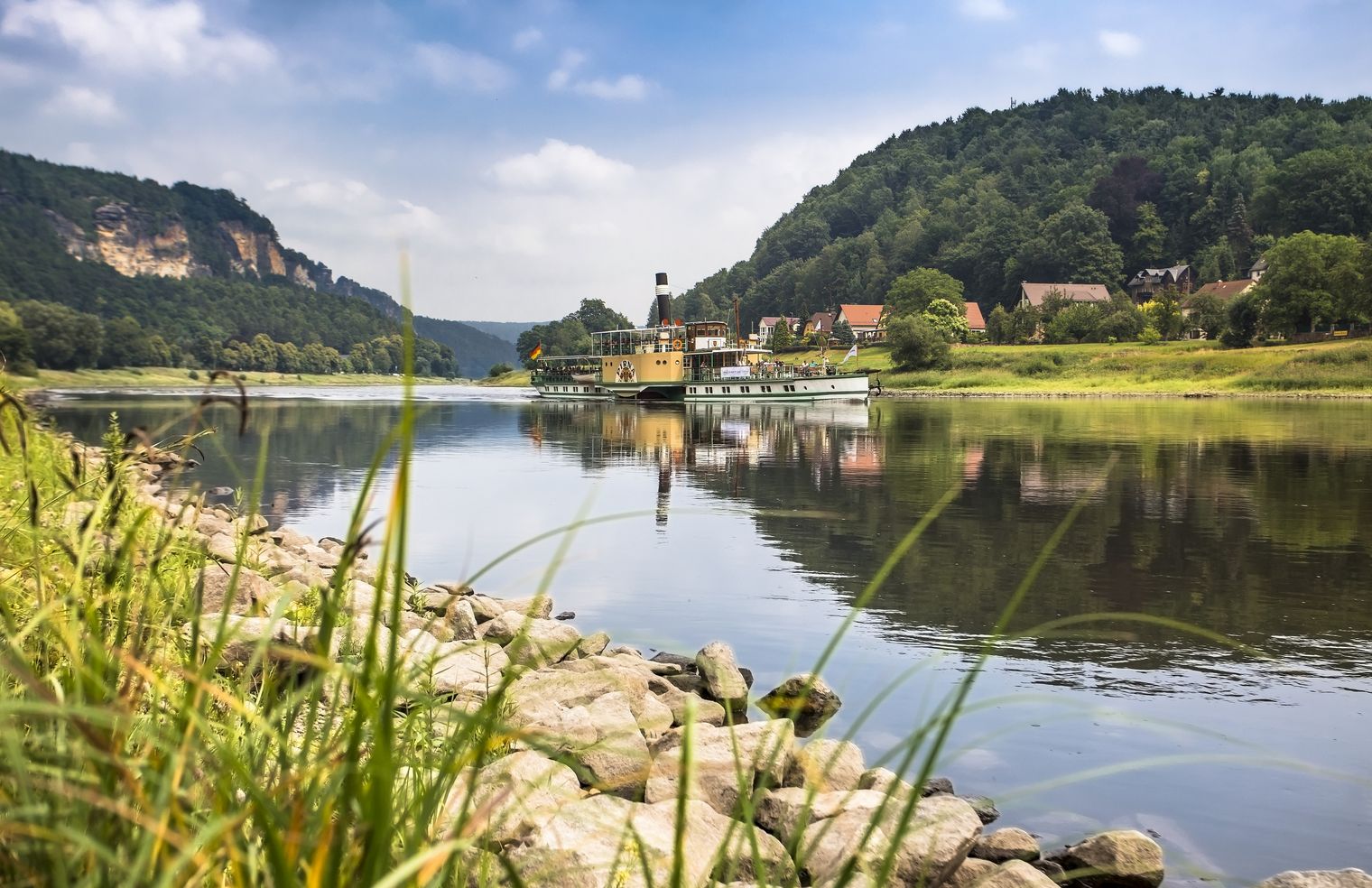 Malerweg - Wanderweg in der Sächsischen Schweiz, Blick auf die Elbe mit Schauffelraddampfer