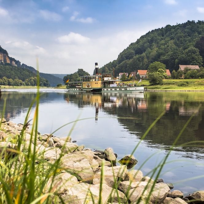 Malerweg - Wanderweg in der Sächsischen Schweiz, Blick auf die Elbe mit Schauffelraddampfer