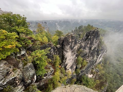 Nebelschleier über den Felsen der Sächsischen Schweiz