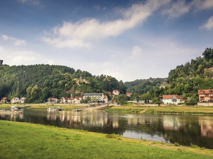 Blick vom Elbufer aus auf Rathen. Der Ort in der Sächsischen Schweiz liegt am Malerweg.