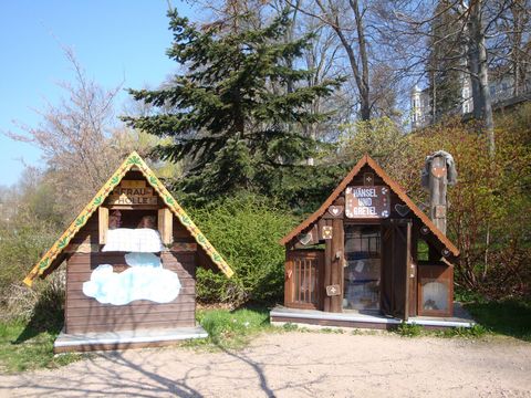 Märchenhäuser aus Holz mit der Aufschrift Frau Holle und Hänsel und Gretel auf dem Märchenrundweg Eibenstock