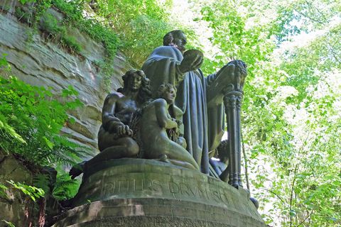 Eine Statue von Richard Wagner steht im Liebthaler Grund in der Sächsischen Schweiz. 