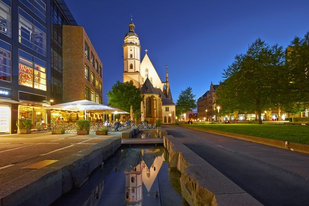 Die beleuchtete Thomaskirche in Leipzig bei Nacht