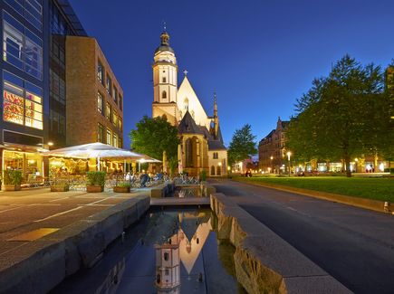 Die beleuchtete Thomaskirche in Leipzig bei Nacht