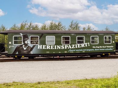 Außenaufnahme Karl-Valentin-Wagen, Zittauer Schmalspurbahn