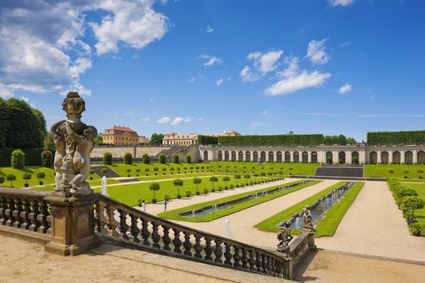 Blick bei guten Wetter in den Barockgarten Großsedlitz 
