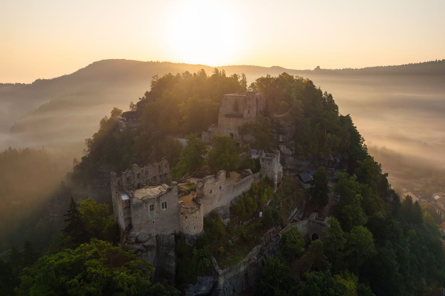 Qualitätswanderweg Oberlausitzer Bergweg, Kloster und Burg Oybin bei Sonnenaufgang
