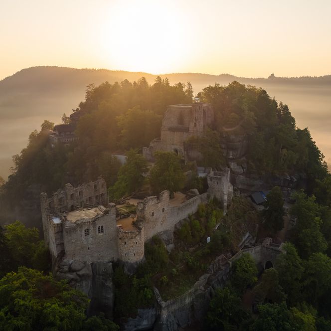 Qualitätswanderweg Oberlausitzer Bergweg, Kloster und Burg Oybin bei Sonnenaufgang