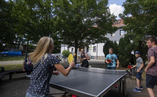 Kinder spielen Tischtennis in der Jugendherberge Bad Lausick