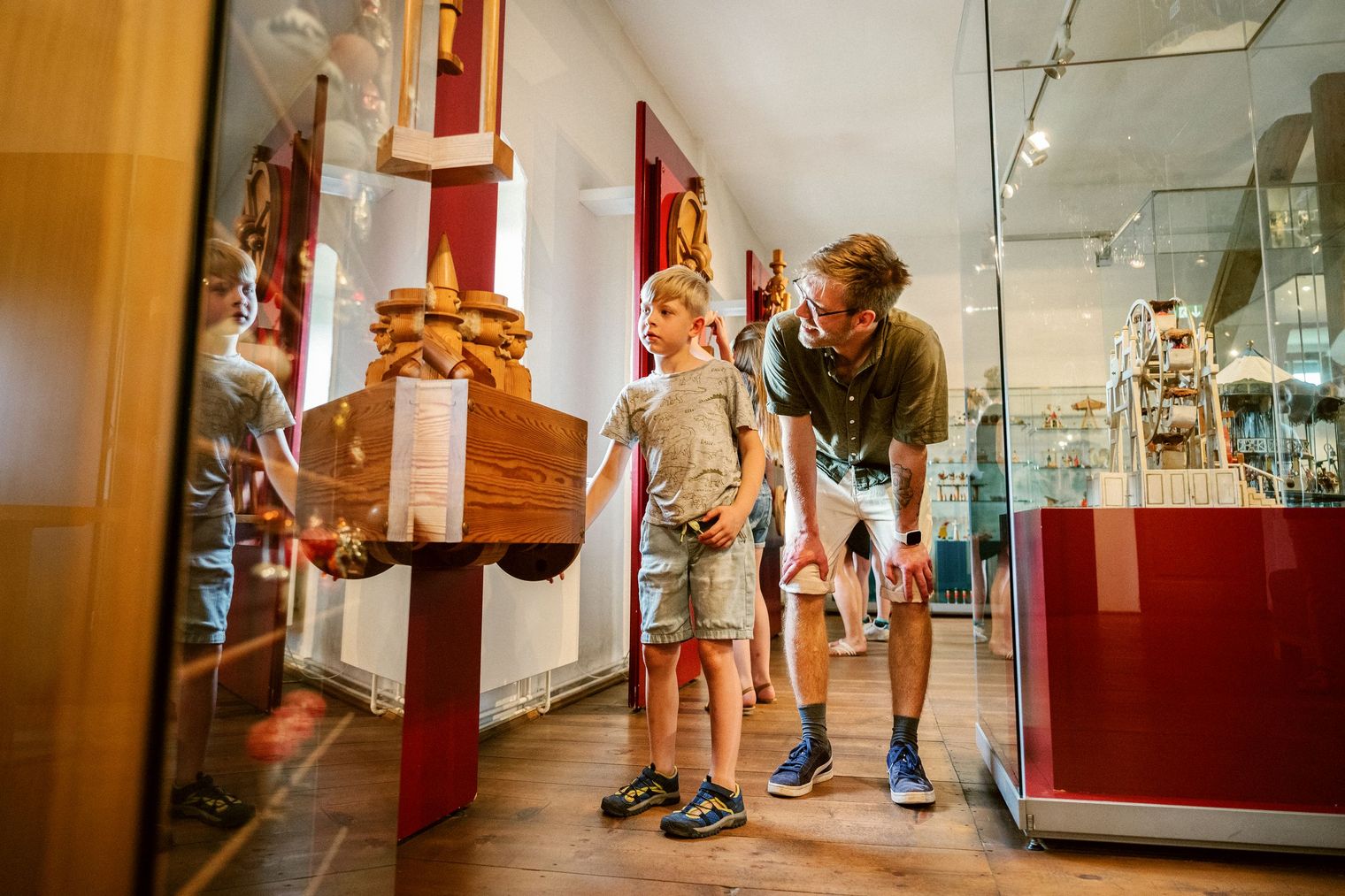 Ein Junge schaut sich mit seinem Vater die Ausstellung auf der Burg Scharfenstein im Erzgebirge an