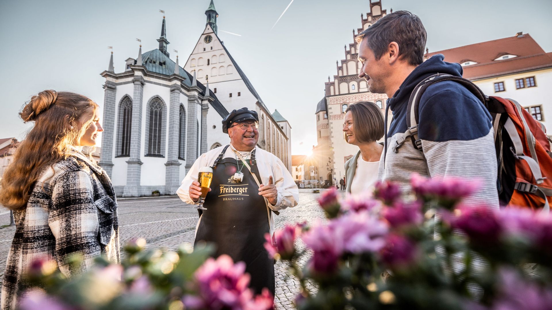 Familie genießt Gastfreundschaft in Freiberger Altstadt / Family enjoying hospitality in Freiberg's old town