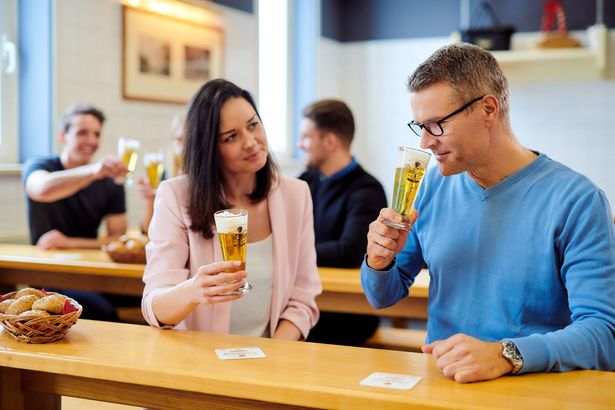 Ein Mann und eine Frau testen Bier
