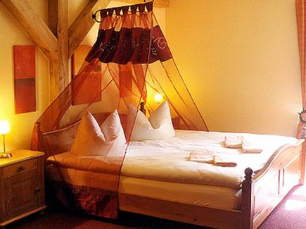 Gemütlich eingerichtetes Hotelzimmer mit Doppelbett