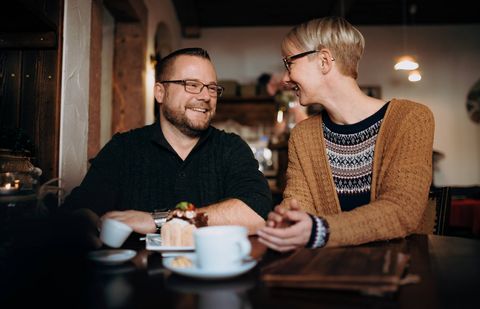 Pärchen an einem Tisch mit Kaffee und leckerem Kuchen