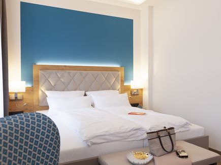 Stilvoll eingerichtetes Hotelzimmer mit Doppelbett