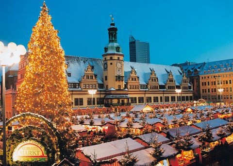 Der festlich geschmückte Leipziger Weihnachtsmarkt vor dem Rathaus in der Abenddämmerung