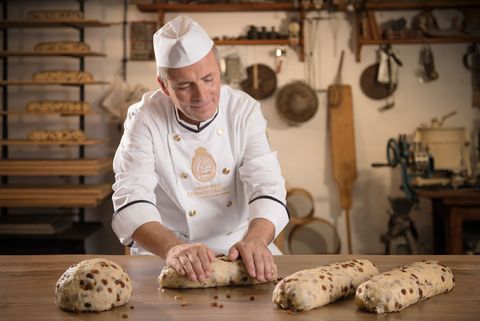 Die Teiglinge werden zu Christstollen geformt.