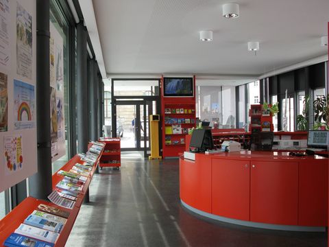 Innenraum der Tourismusinformation mit Tresen und Broschüren