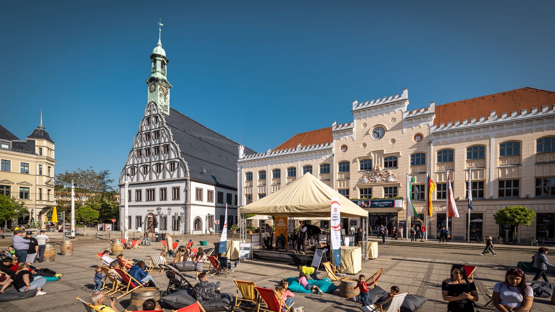 Hauptmarkt in Zwickau mit Theater und Rathaus im Sommer / Main market square in Zwickau with theatre and town hall in the summer