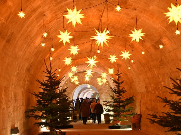 Weihnachtsmarkt Festung Königstein Die unterirdischen Kasematten sind ebenso wie der Zugang zur Festung Königstein mit Herrnhuter Sternen beleuchtet.