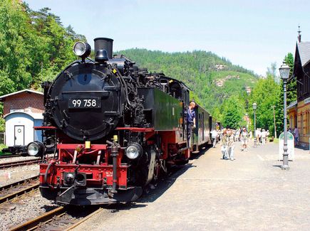 Schmalspurbahn steht im Bahnhof 