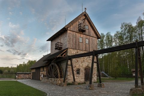 Ein Gebäude aus Holz und Ziegelsteinen steht in Schwarzkollm. Es ist die Krabatmühle. 