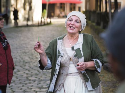 Stadtführerin in einem historischen Kostüm