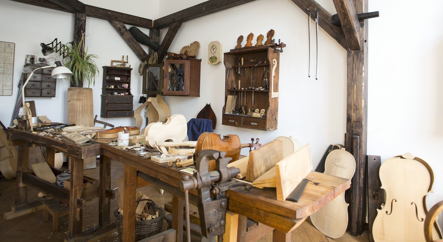 Besuch in den Schauwerkstätten der Musikinstrumentenbauer in Markneukirchen // Manufacture of Musical Instruments in the Vogtland