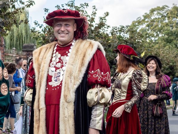 Kulturzug, Torgaus Oberbürgermeister Henrik Simon empfängt die Gäste persönlich
