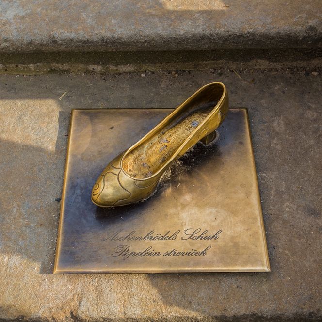 Aschenbrödels Schuh auf der Treppe vor Schloss Moritzburg // Cindarella's (Aschenbrödel) shoe at Moritzburg castle