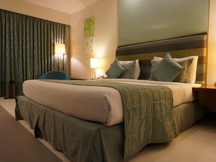 Geschmackvoll eingerichtetes Hotelzimmer mit einem Doppelbett