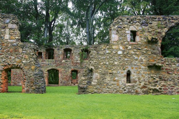 Auf einer Wiese stehen Mauerreste aus Stein. Sie gehören zum Kloster Nimbschen bei Grimma. 