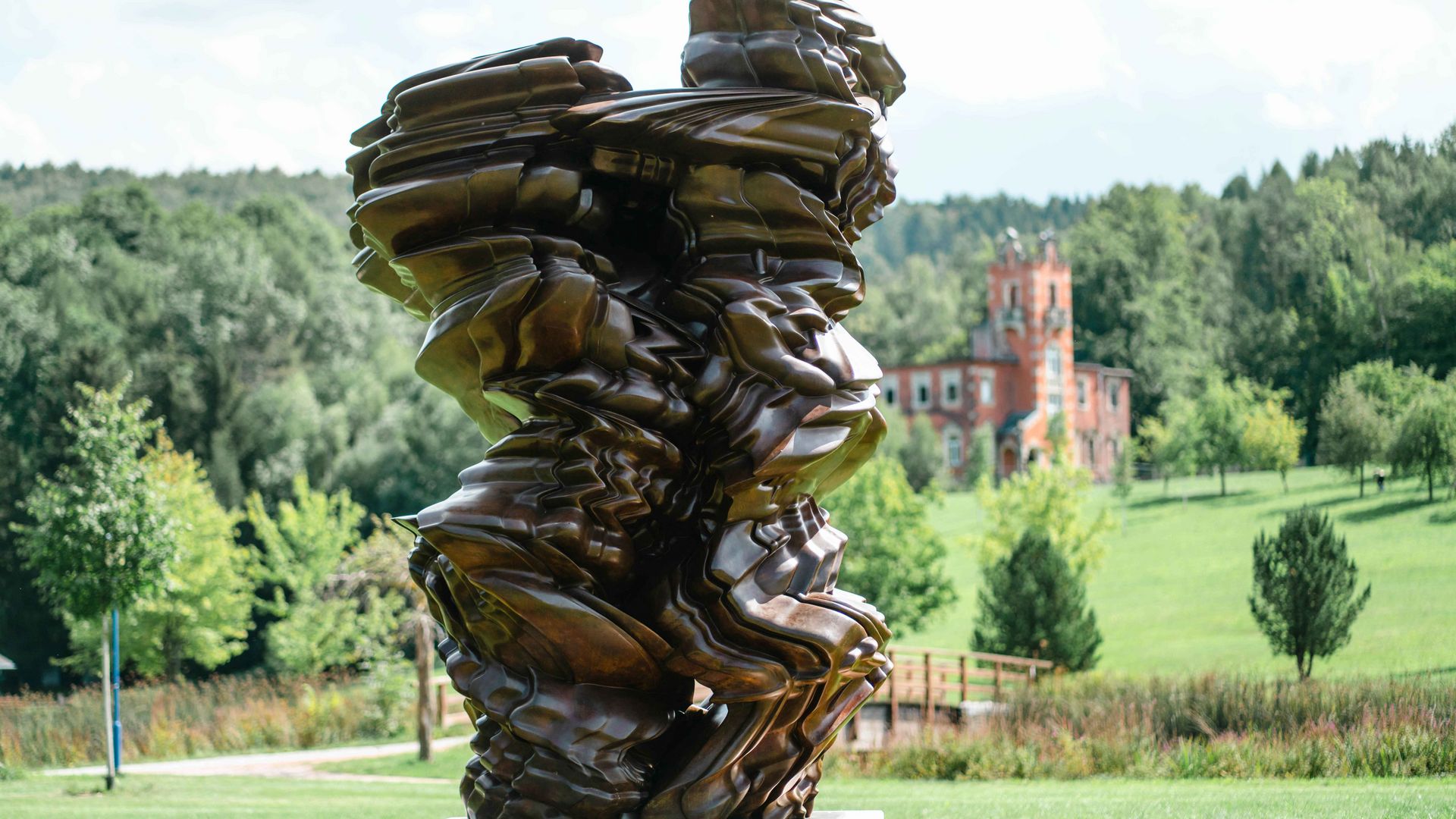 Abstrakte Kunstinstallation in einem Park