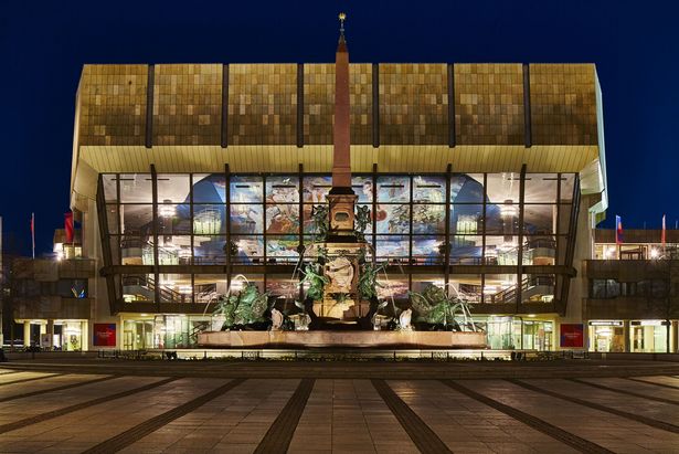 Das beleuchtete Konzertgebäude am Augustusplatz in Leipzig bei Nacht.