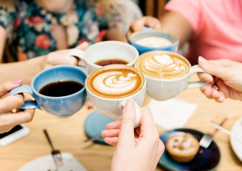 Eine Gruppe Frauen sitzt zur Kaffeepause zusammen