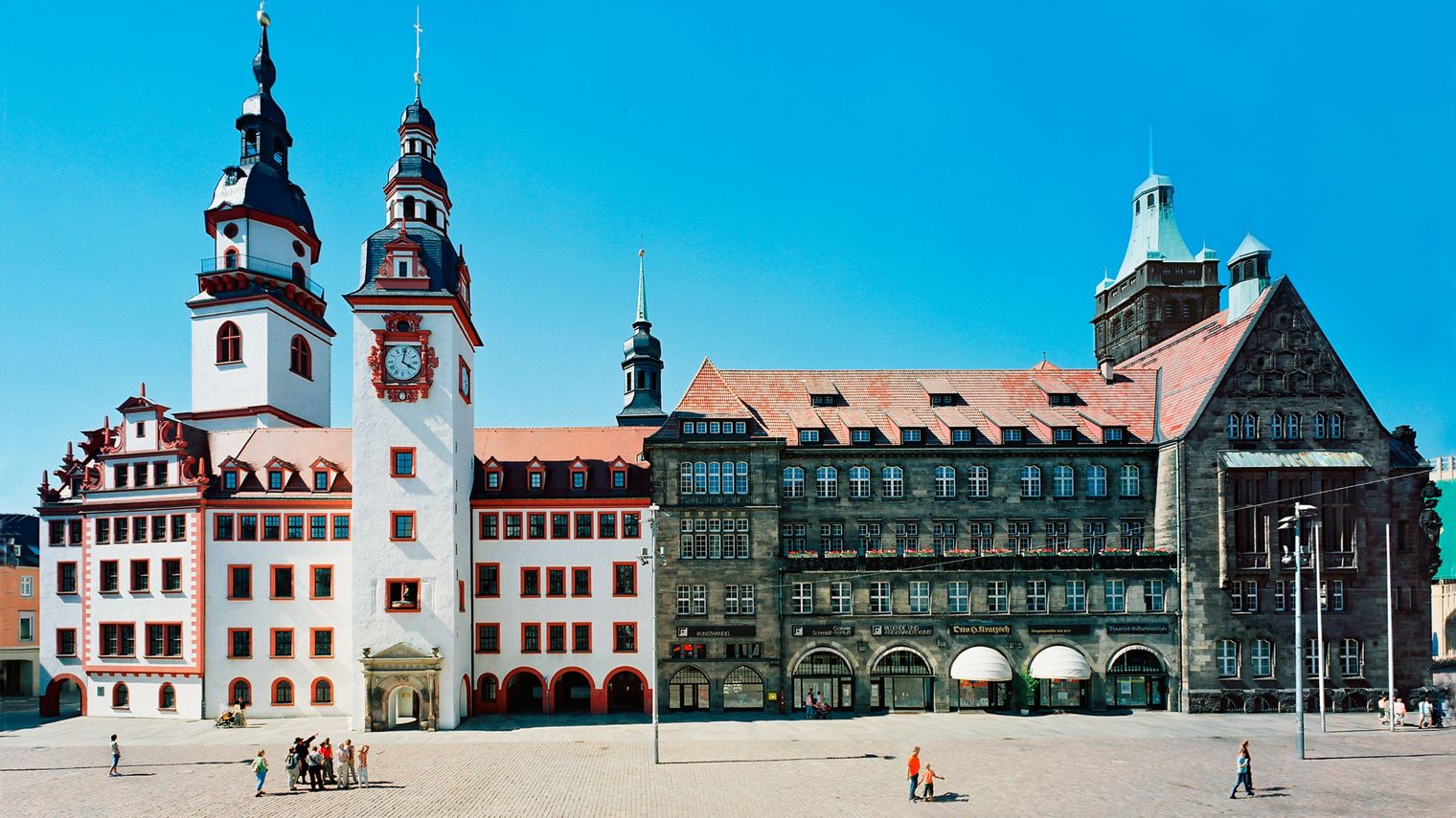 Auf dem Markt in Chemnitz stehen das alte und das neue Rathaus. 