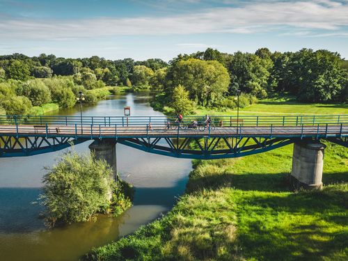 Radfahrer überqueren eine Brücke auf dem Oder-Neiße-Radweg bei Bad Muskau.