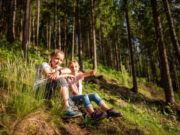 Das Foto zeigt Kinder auf einem Wanderweg rund um Eibenstock