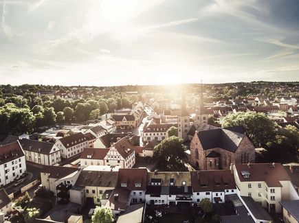 Die Frauenkirche von Grimma ist in Sonnenlicht getaucht. 