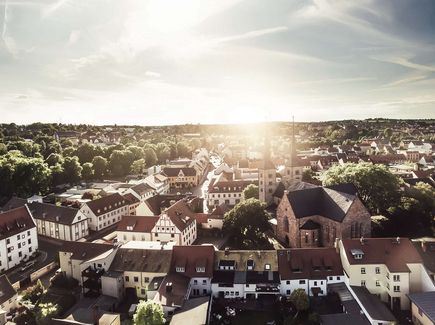 Die Frauenkirche von Grimma ist in Sonnenlicht getaucht. 