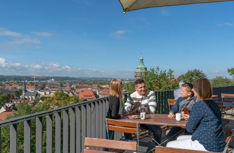 Eine Familie speist in einem Restaurant und hat einen wunderschönen Ausblick.