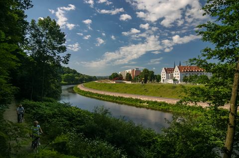 Auf dem Mulderadweg kommt man am MuldeParadies und dem Schloss Osterstein vorbei