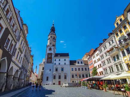 Blick auf das imposante Rathaus und die farbenfrohen Häuser auf dem Marktplatz