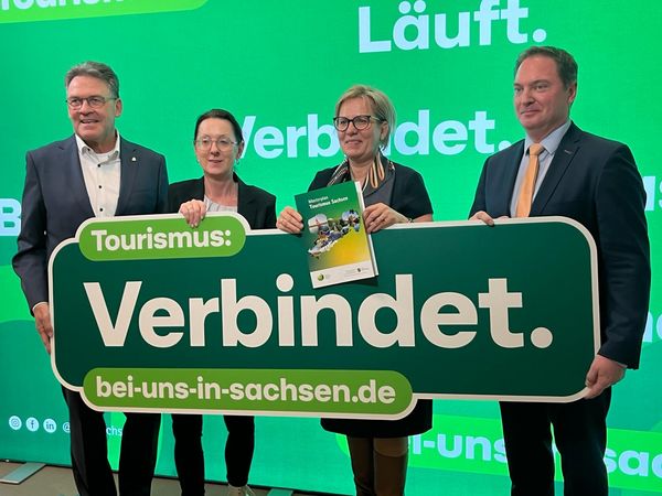 v.l.n.r.: Jens Ellinger, Vizepräsident DEHOGA Sachsen e.V., Ines nebelung, Tourismus Marketing Gesellschaft Sachsen mbH, Barbara Klepsch, Staatsministerin für KUltur und Tourismus im Freistaat Sachsen, Jörg Markert, Präsdident des Landestourismusverbandes Sachen e.V. freuen sich über den im sächsischen Kabinett am 27.2.2024 beschlossenen "Masterplan Tourismus für Sachsen".