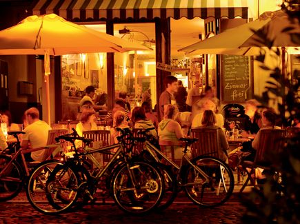 belebtes Straßencafe am Abend