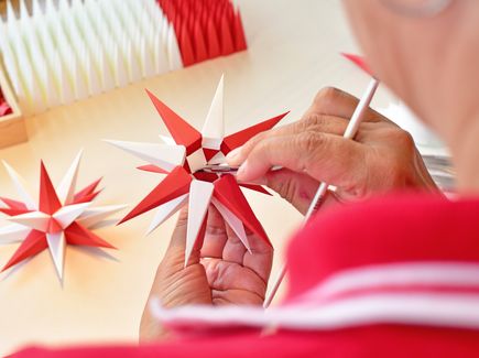 In der Brüdergemeine Herrnhut in der Oberlausitz wird in traditioneller Handarbeit der Herrnhuter Stern gefertigt. 